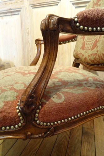 Antiquités - Paire de fauteuils à la Reine Louis XV estampillés D. Lheureux