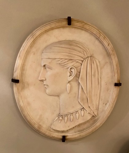 Margaret E. Foley (1827–1877)  - Portrait bas-relief en marbre - Herwig Simons Fine Arts