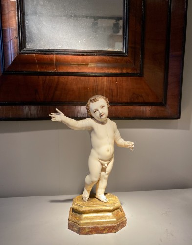 A Hispano-Philippine Ivory figure of the Christ Child - Sculpture Style 