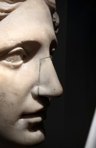 Early 17th. century Marble Head of Aphrodite - Sculpture Style 
