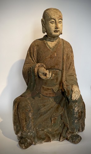 Une figure en bois polychrome d'un Luohan assis - Bouddha chinois - 