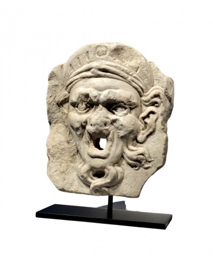 Masque de fontaine d'un démon couronné