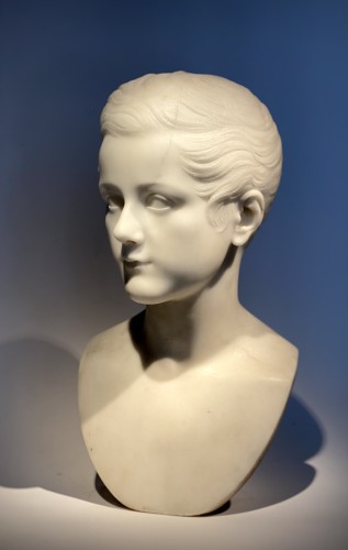 Buste en marbre de Carrare du XIXe siècle représentant un beau garçon - Herwig Simons Fine Arts