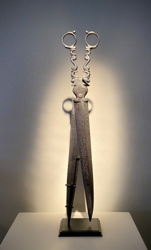 Paire de ciseaux de bureau espagnols en fer forgé et gravé - Objets de Curiosité Style Louis XIV