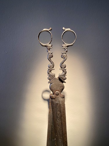 Objets de Curiosité  - Paire de ciseaux de bureau espagnols en fer forgé et gravé