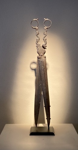 Paire de ciseaux de bureau espagnols en fer forgé et gravé - Herwig Simons Fine Arts