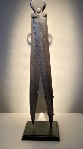 XVIIe siècle - Paire de ciseaux de bureau espagnols en fer forgé et gravé