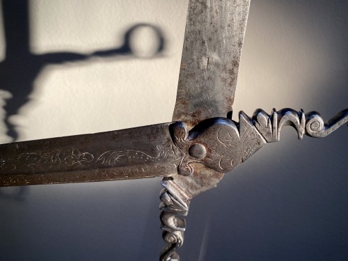 Paire de ciseaux de bureau espagnols en fer forgé et gravé - Louis XIV