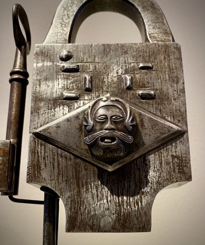 Late 17th century Iron Padlock with Knight Mascaron - Curiosities Style Louis XIV
