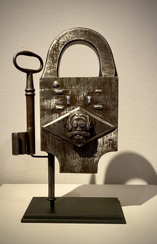 Louis XIV - Late 17th century Iron Padlock with Knight Mascaron