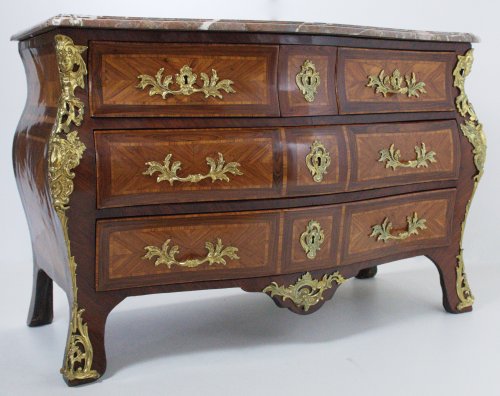 Commode tombeau d'époque Louis XV estampillée de C. I. Dufour - Mobilier Style Louis XV