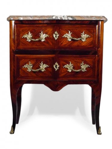 Petite commode sauteuse estampillée G Schwingkens