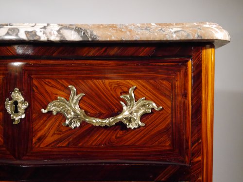 Petite commode sauteuse estampillée G Schwingkens - Mobilier Style Louis XV