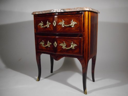 XVIIIe siècle - Petite commode sauteuse estampillée G Schwingkens