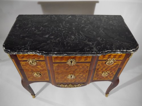 A Louis XV chest of drawers in the Transition style, stamped by G. Jansen - 