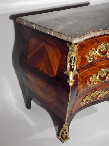 Commode tombeau estampillée Louis Noël Malle, XVIIIe - Mobilier Style Louis XV