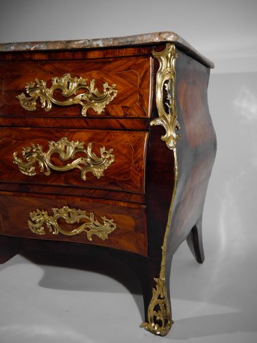 XVIIIe siècle - Commode tombeau estampillée Louis Noël Malle, XVIIIe