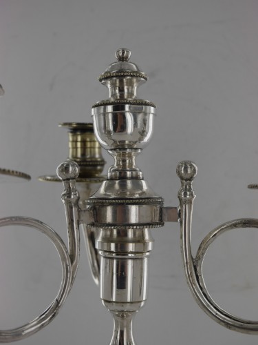Luminaires Bougeoirs et Chandeliers - Paire de candélabres aux cors époque Louis XVI