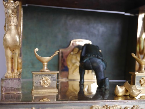 Antiquités - Pendule en bronze doré d'époque Consulat