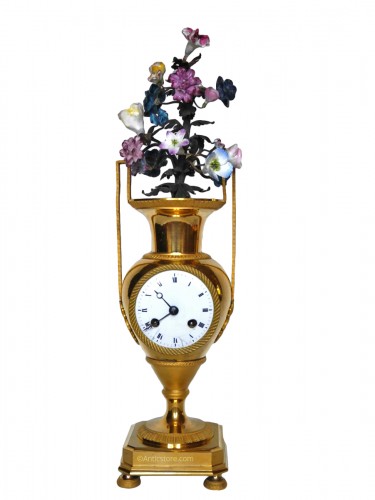 Bronze and porcelain pendulum clock vase of Directoire Period