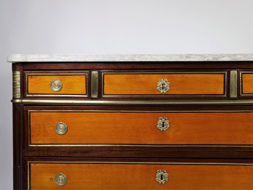 Furniture  - A Louis XVI chest of drawers, 18th century