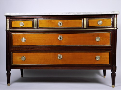 A Louis XVI chest of drawers, 18th century - 