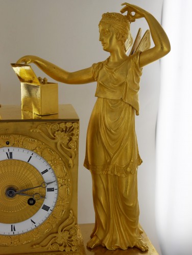 Antiquités - A gilt bronze pendulum clock, beginning of the 19th century