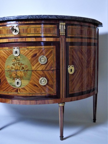 Commode demi-lune estampillée de Vassou - Igra Lignum