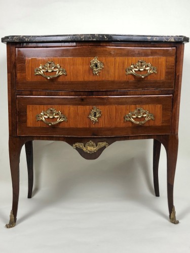Furniture  - A small Louis XV chest of drawers in the Transition style, 18th century