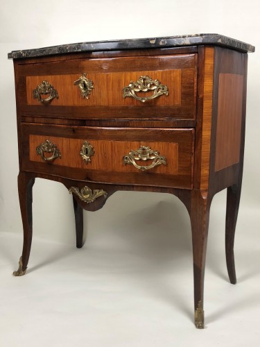 A small Louis XV chest of drawers in the Transition style, 18th century - 