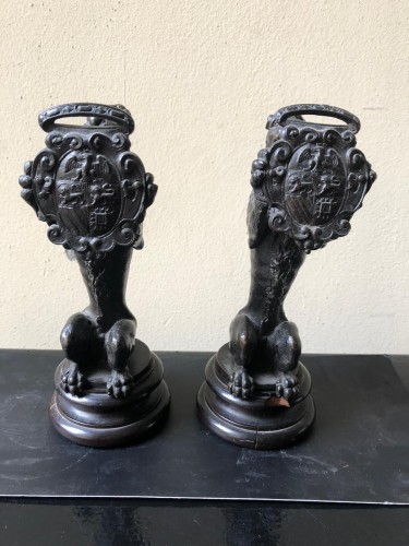 Pair of bronze lions holding a coat of arms - 