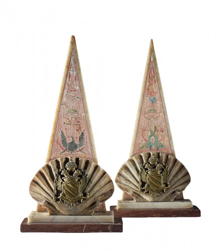 Paire de frises Louis XIV en forme de pyramide stylisée