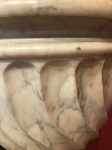 Decorative Objects  - Pair of Carrara marble vases