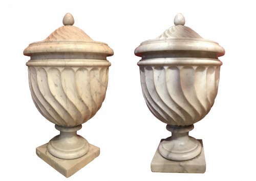 XIXe siècle - Paire de vases en marbre blanc sculpté