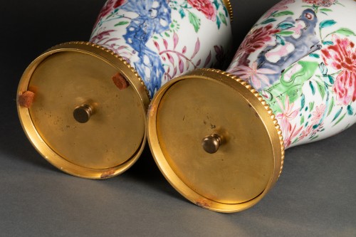 XVIIIe siècle - Paire de vases famille rose Chine époque XVIIIe siècle