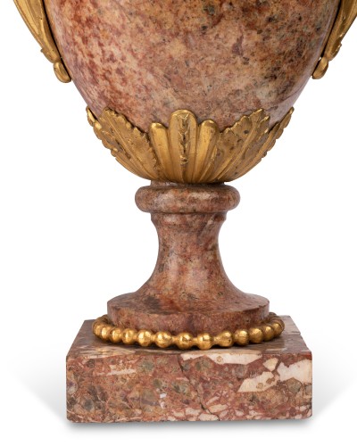 Antiquités -   A Pair  of  Vases  late Louis XVI  period 