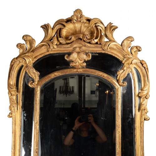 XVIIIe siècle - Miroir d'époque Régence en bois doré sculpté