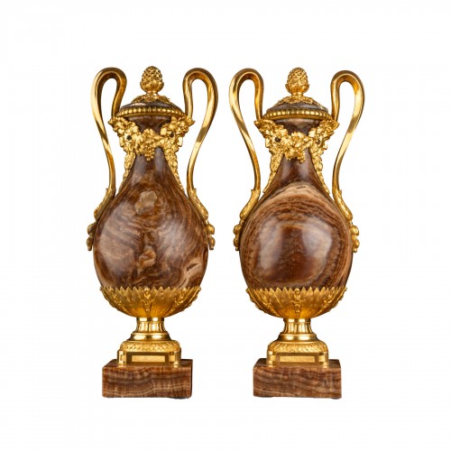 Paire de vases en albâtre rubané vers 1830