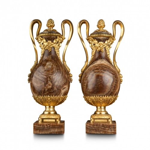 Antiquités - Paire de vases en albâtre rubané vers 1830