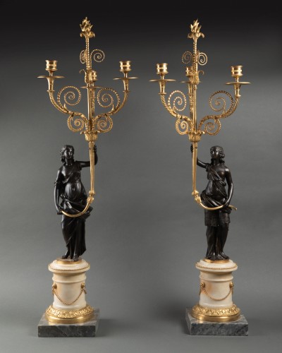 Paire de grands candélabres aux vestales fin XVIIIe siècle - Luminaires Style Louis XVI