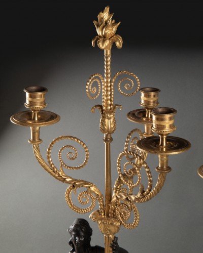 Luminaires Bougeoirs et Chandeliers - Paire de grands candélabres aux vestales fin XVIIIe siècle
