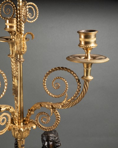 Antiquités - Paire de grands candélabres aux vestales fin XVIIIe siècle