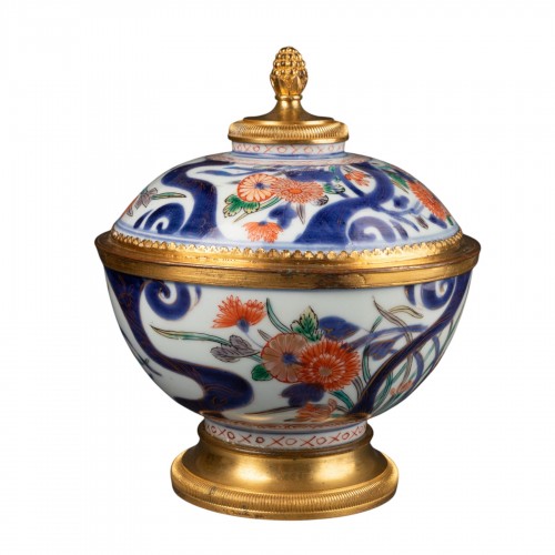 Coupe à couvercle Imari fin XVIIe siècle montée
