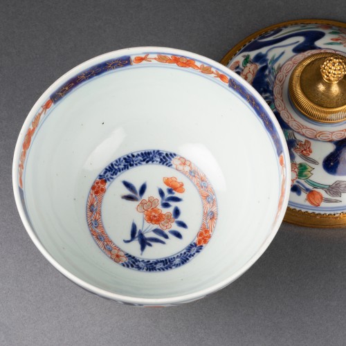 Céramiques, Porcelaines  - Coupe à couvercle Imari fin XVIIe siècle montée