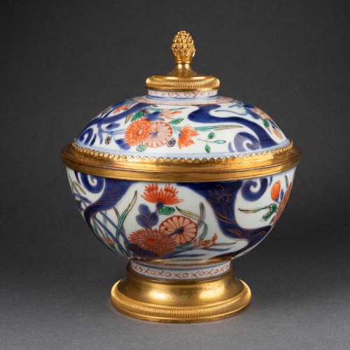 XVIIe siècle - Coupe à couvercle Imari fin XVIIe siècle montée