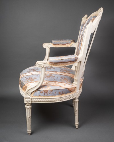 A pair of Louis XVI cabriolet Seats stamped  - 