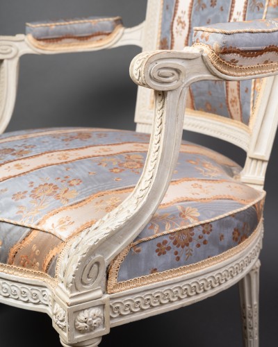 A pair of Louis XVI cabriolet Seats stamped  - Louis XVI