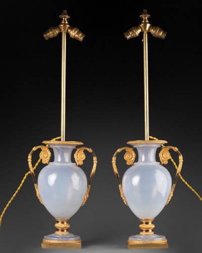 A pair of opaline vases converted into lamps Charles X period - Lighting Style Restauration - Charles X