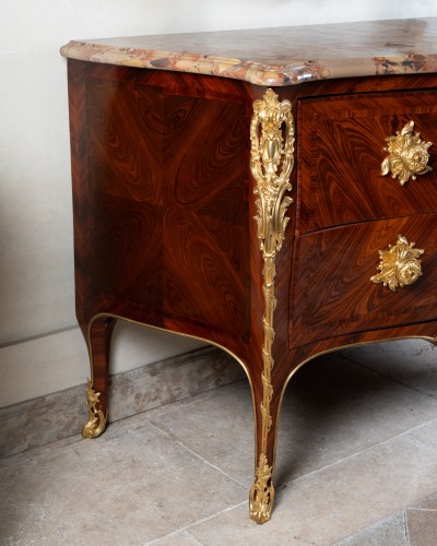 A Regency Chest of drawers Early 18th Century - 