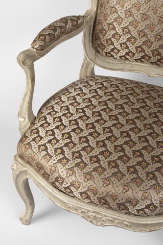 Louis XV - A pair of Louis XV painted fauteuils à la Reine